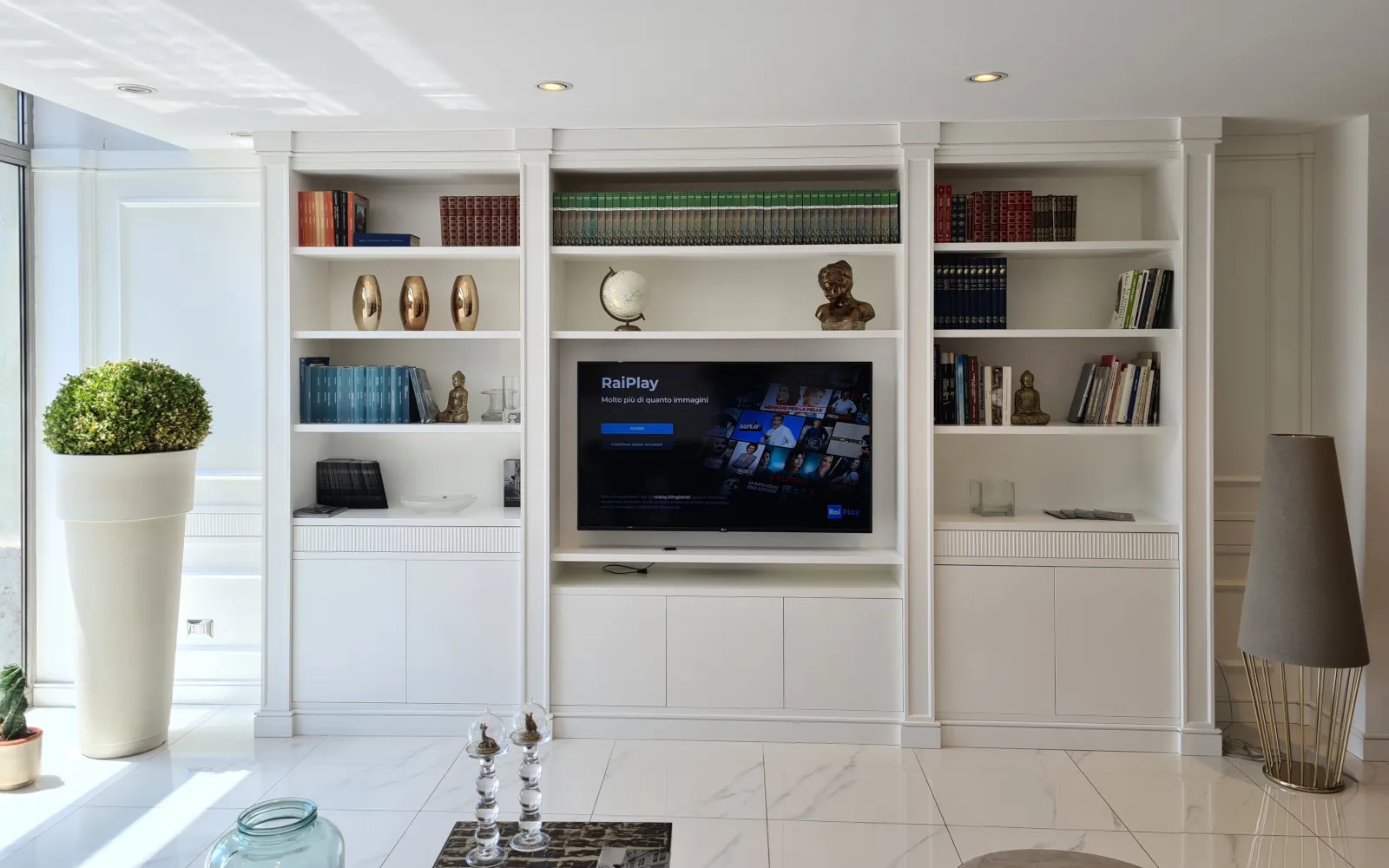 Libreria Timeless su misura con TV integrata