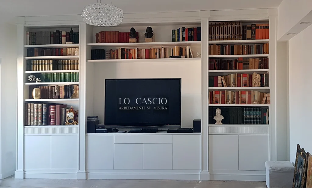 Libreria su misura Timeless con TV integrata realizzata in un appartamento elegante a Roma