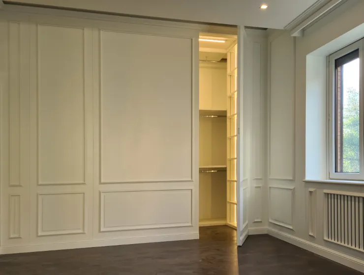 Cabina armadio con anta hidden con porta a tutta altezza
