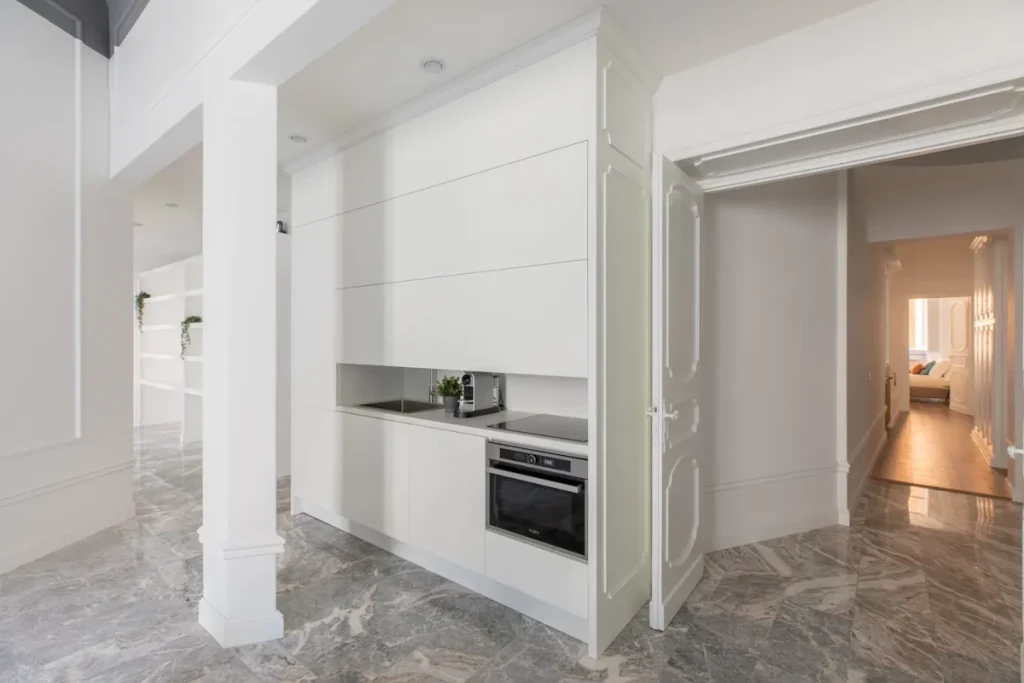 Cucina a scomparsa per appartamento elegante a Roma