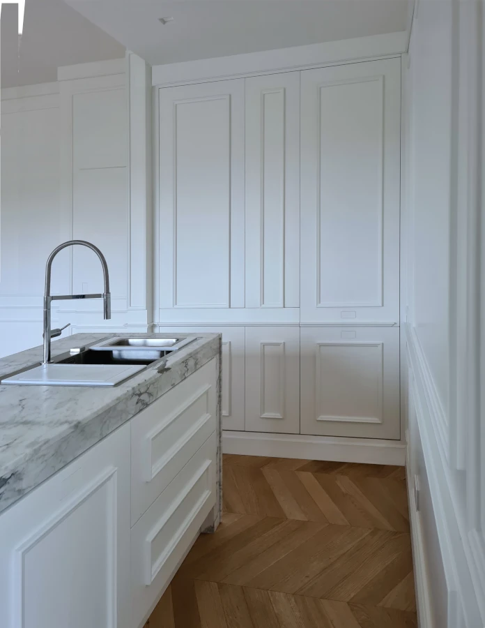 cucina classica su misura con boiserierealizzata da Lo cascio in un appartamento di lusso a Roma