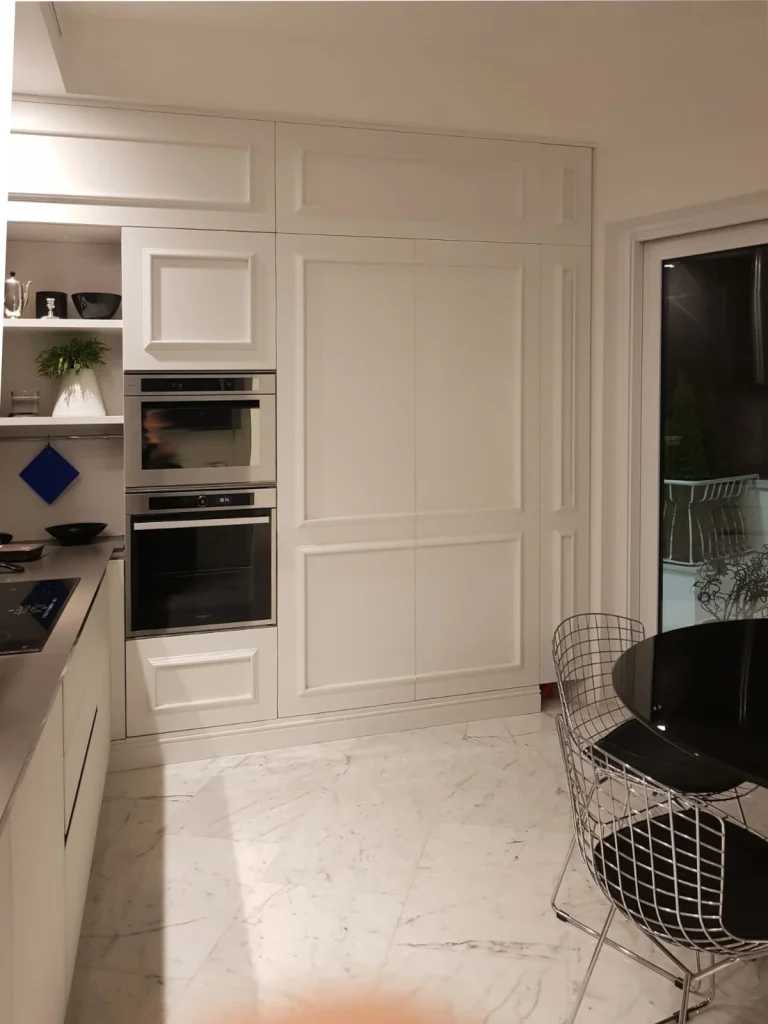 cucina su misura con anta vetro e boiserie classica
