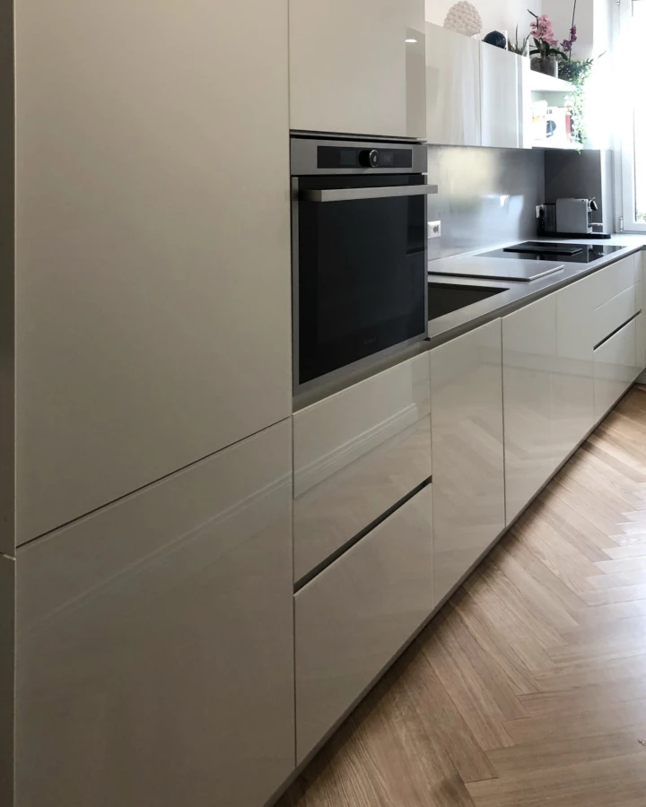 cucina su misura con anta vetro e gola realizzata da Lo cascio Arrdamenti